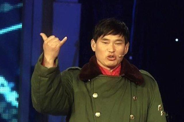 大衣哥朱之文又被拜师与徒弟无交流妻子一旁扇风表情无奈