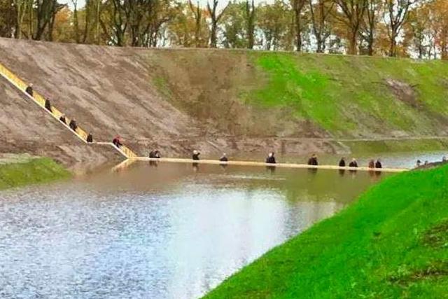 荷兰"隐形桥"意外走红,可水中漫步,网友:设计师图纸拿反了