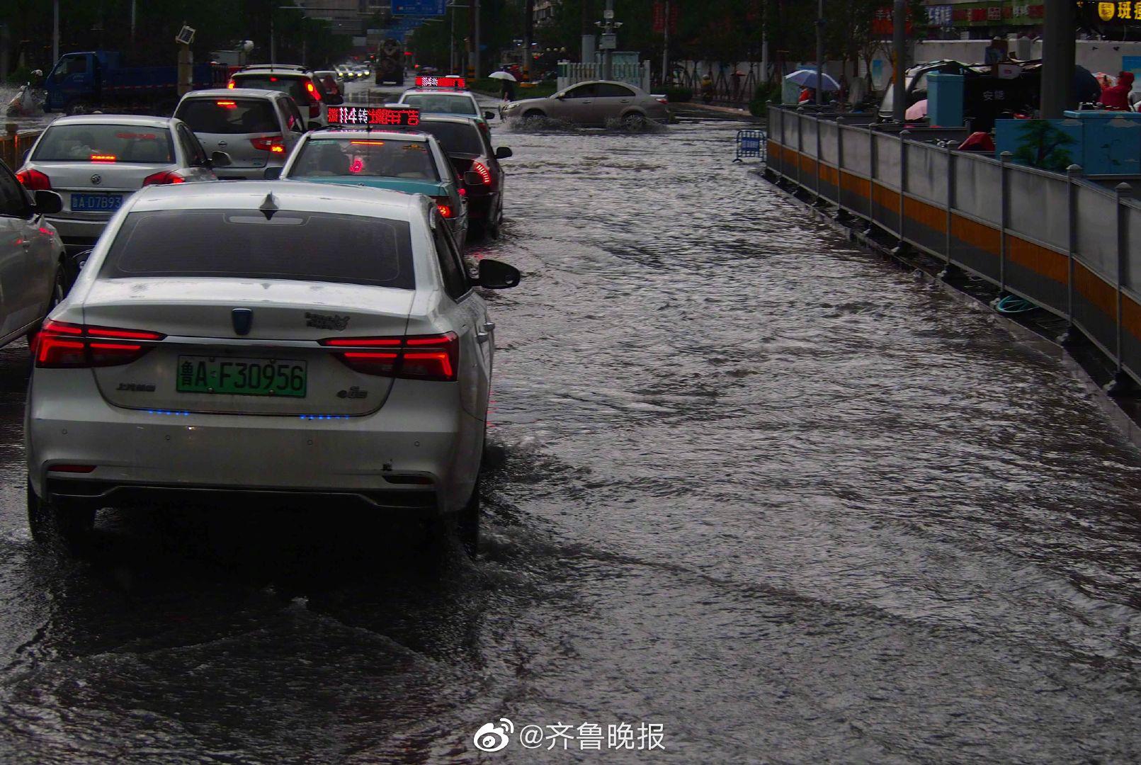济南市区短时强降雨多路段积水 22处路段采取交通管制