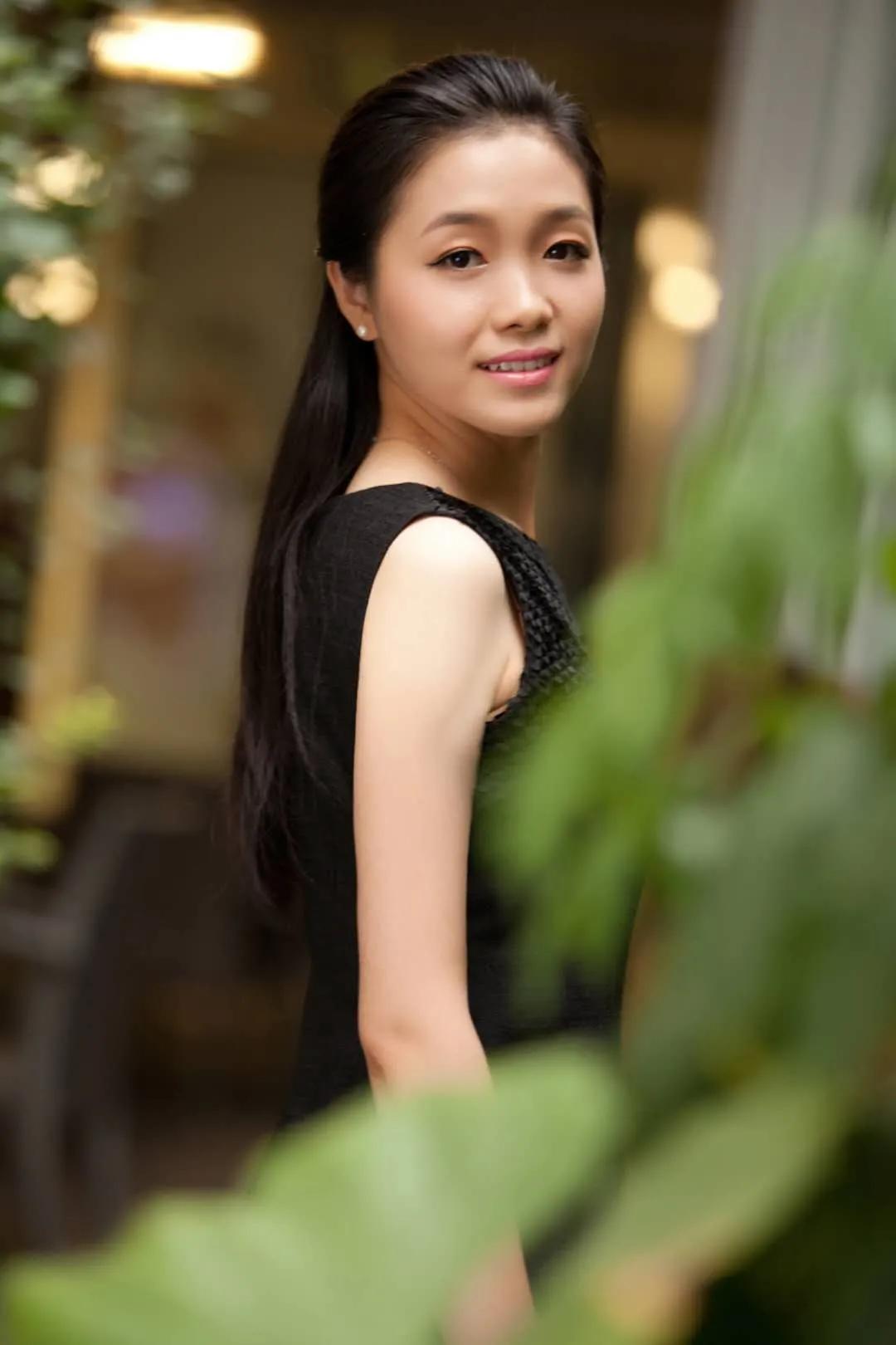 本届古筝研修班邀请黄宝琪老师担任主讲教师,她是青年古筝演奏家,中央