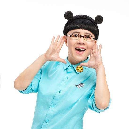 金龟子深夜聚会几十年发型不变老公竟是新闻联播的他