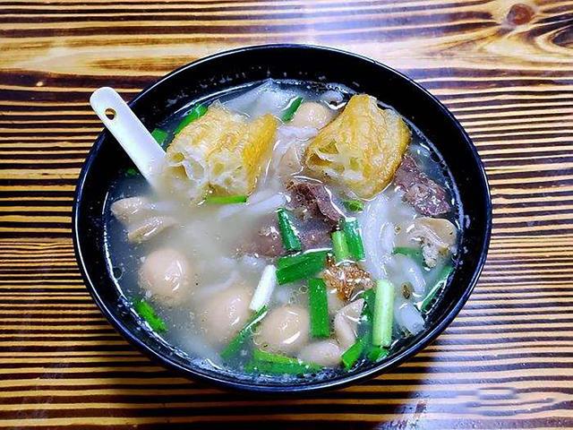 福建风味小吃锅边糊,味道鲜美诱人,好吃又营养