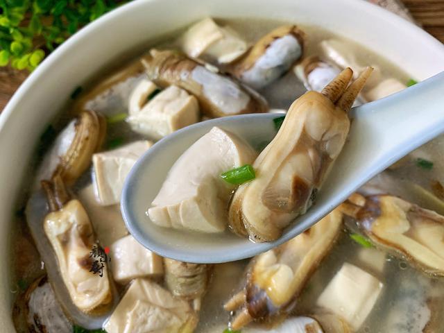 记得小时候妈妈经常会给我们煮一道蛏子豆腐汤,妈妈说蛏子有清热去火