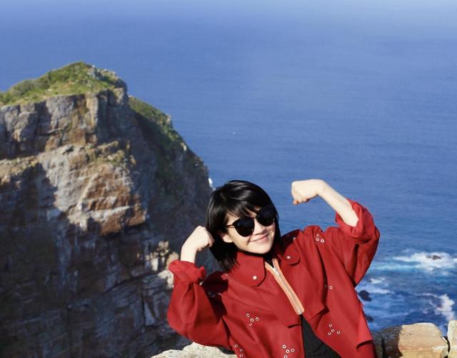 许晴旅游穿搭超级减龄,红色外套配皮裤,大妈们学一学洋气并不难