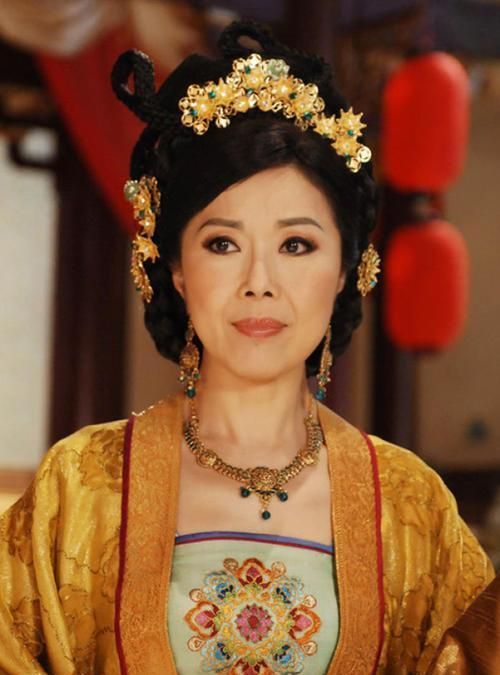 红极一时的老戏骨关菊英,离婚后恋上同性富婆,62岁依然未婚