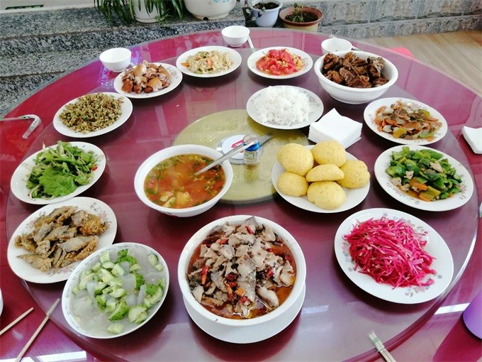 兴隆青松岭榛子台农家院这一桌子美食令人食指大动,你吃过几样?