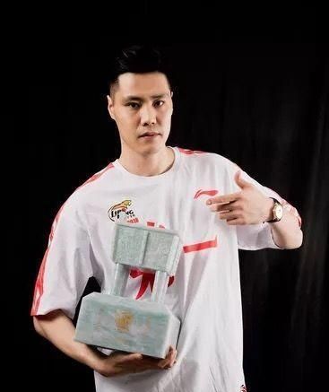 贺天举防守不行如果不是因为伤病他将比肩周鹏