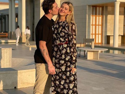 看这张合影布鲁克林的未婚妻妮可拉佩尔茨可能怀孕了
