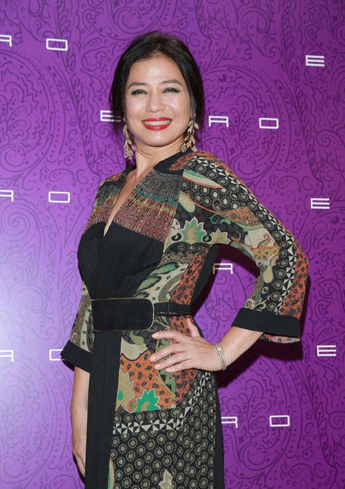 一代女神钟楚红也老了穿黑色西装罕见现身脖子上全是皱纹