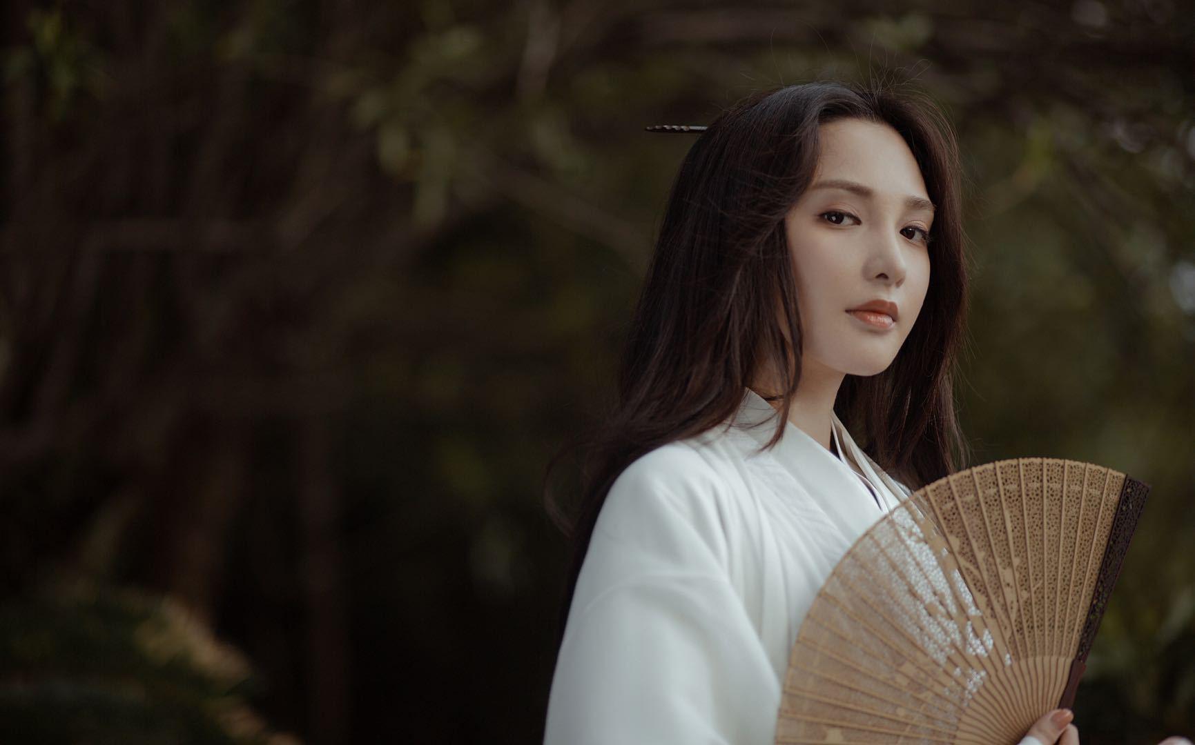 公开,一袭轻纱白衣,犹似身在烟中雾里,搭配齐腰长发