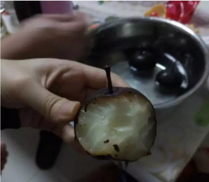 美女网购1箱“东北冻梨”, 吃后愤愤不平给差评, 看到吃法网友笑休闲区蓝鸢梦想 - Www.slyday.coM