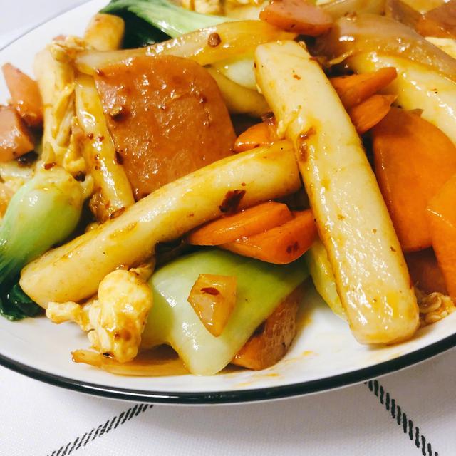 秒杀路边摊的炒年糕,自制超入味的火腿炒年糕!好吃到舔盘子