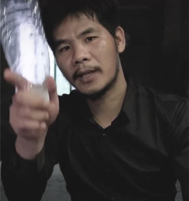 变身正能量网红:别往墙上贴广告!