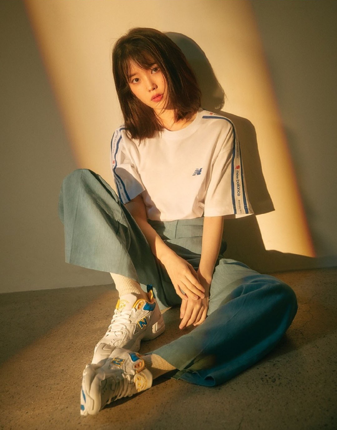 iu晒"宅家度假"照,黑色抹胸配围裹吊带性感大胆,这搭配太少见