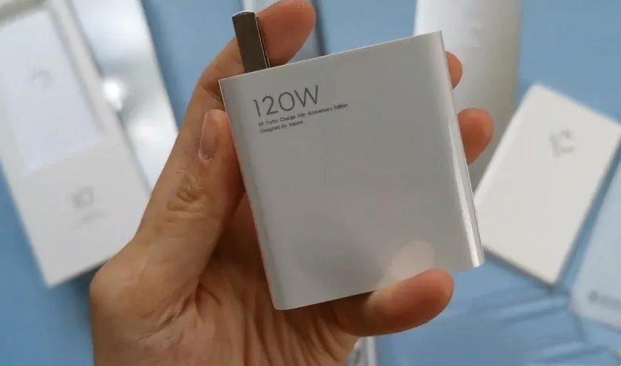 小米10至尊纪念版采用了银白色的包装,表面覆有一层银色磨砂材质,包装