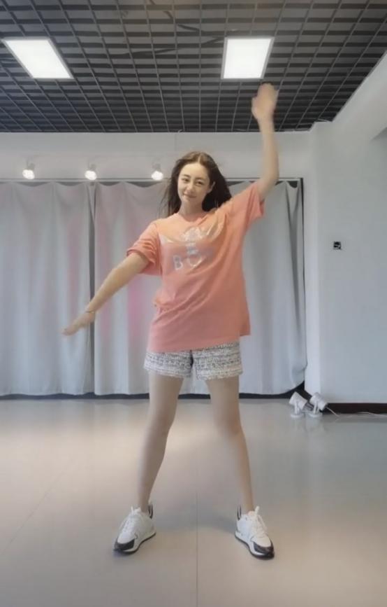 "谢广坤的儿媳妇"生活中真放得开,穿t恤玩下衣失踪,比例真好|毕畅