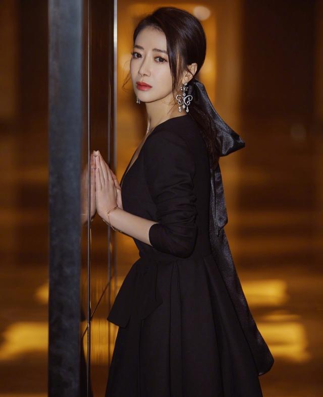 看过陈紫函显身材的黑色系裙装造型,哪一款最让你心动呢?