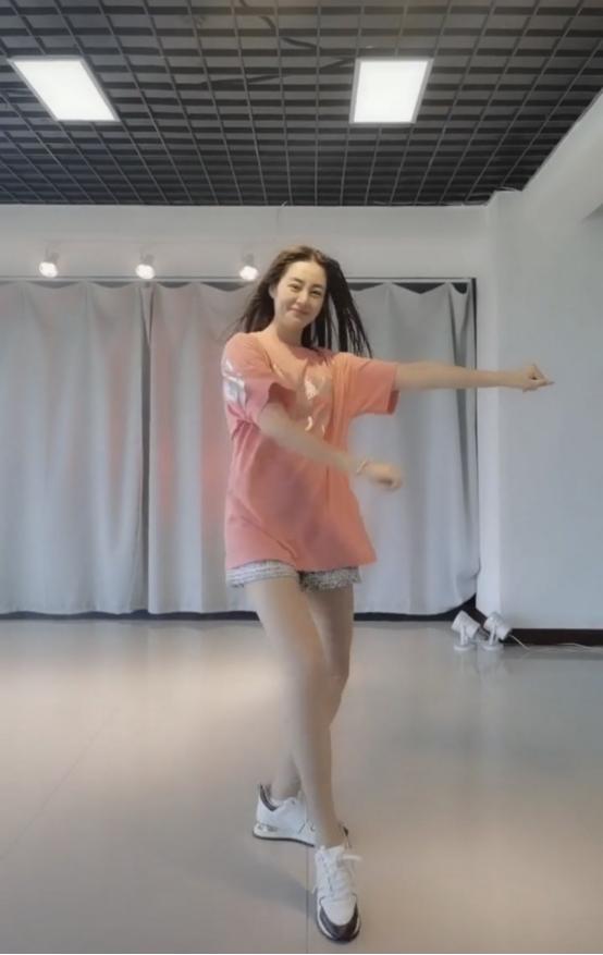 "谢广坤的儿媳妇"生活中真放得开,穿t恤玩下衣失踪,比例真好|毕畅