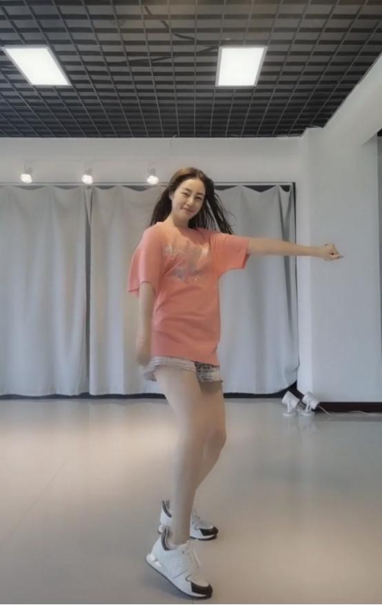 "谢广坤的儿媳妇"生活中真放得开,穿t恤玩下衣失踪,比例真好|毕畅