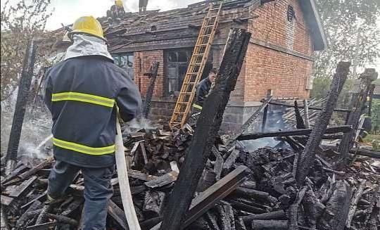 白山泉阳镇一平房起火浓烟滚滚,消防官兵紧急救援