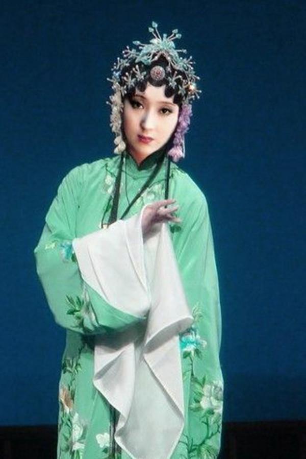 87红楼梦:陈晓旭罕见"铜钱头"戏装,比蒋梦婕好看多了