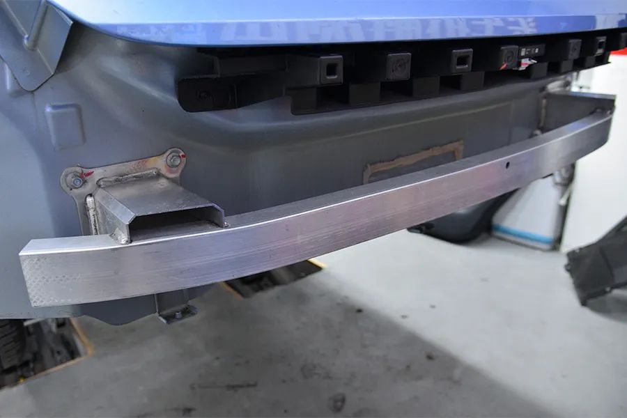 21%.与es6一样,前面没有缓冲泡沫,后防撞梁上却有一块缓冲泡沫.