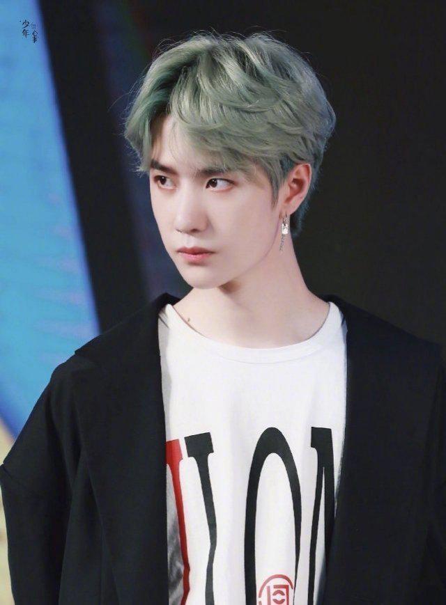 王一博发色小合集帅哥就是要染发盐甜酷都有了