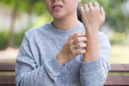 血糖过高皮肤有预兆!身上2处瘙痒,可能暗示糖尿病已加重