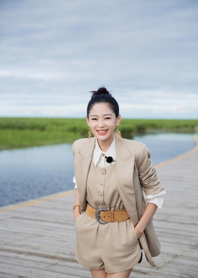 36岁王媛可身材保持得真好,穿连体短裤配西装,双腿纤细似竹竿