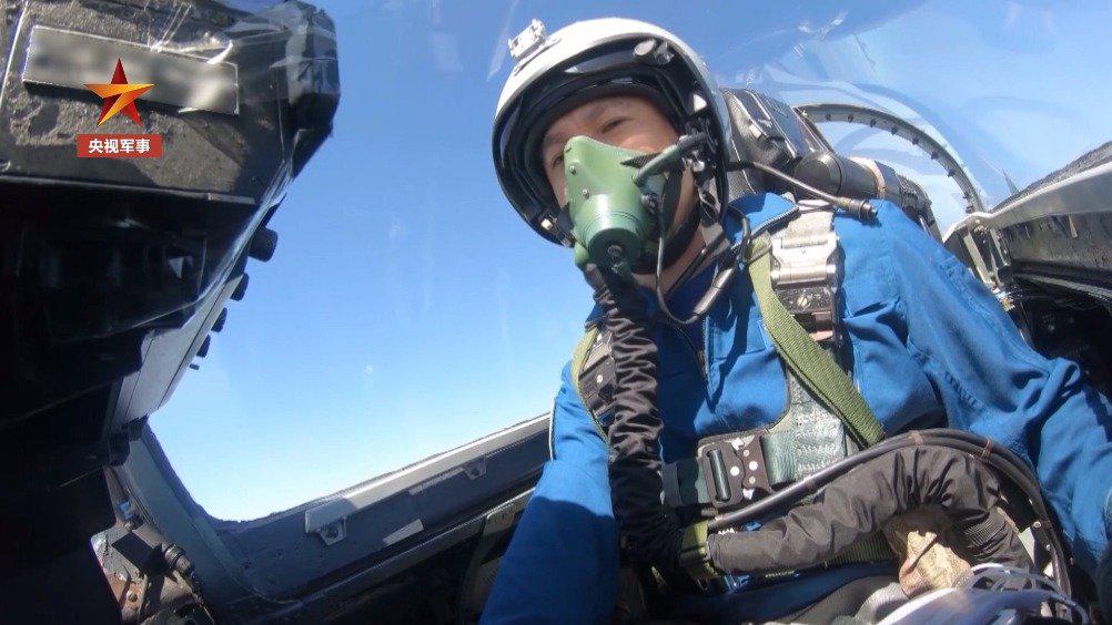空军飞行员三战勇夺金头盔