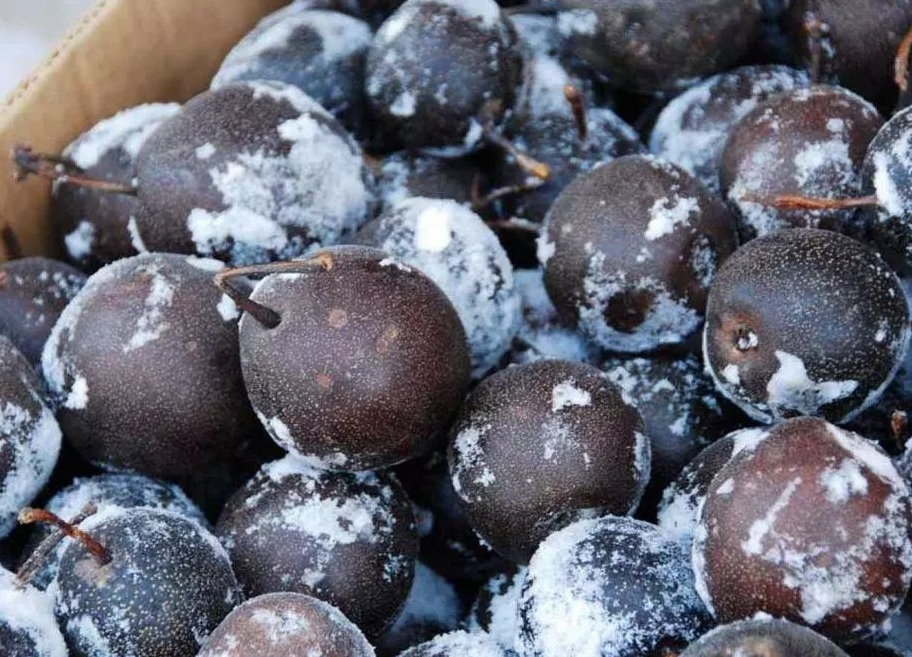 美女网购1箱“东北冻梨”, 吃后愤愤不平给差评, 看到吃法网友笑休闲区蓝鸢梦想 - Www.slyday.coM