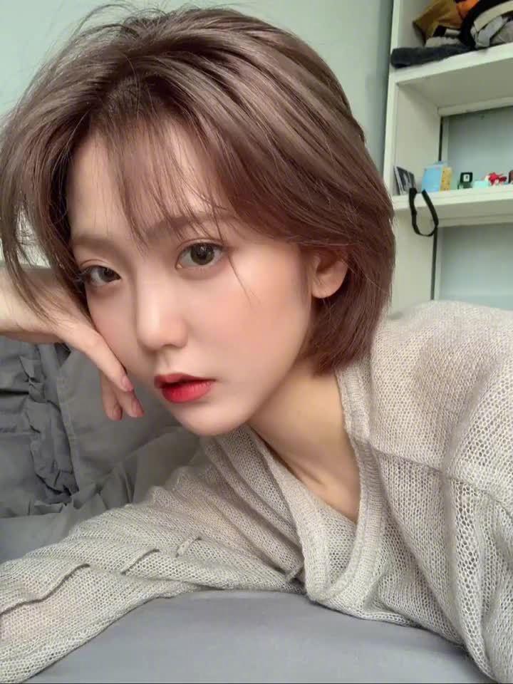 短发女神惊艳亮相脸型小巧五官标致男嘉宾纷纷看呆