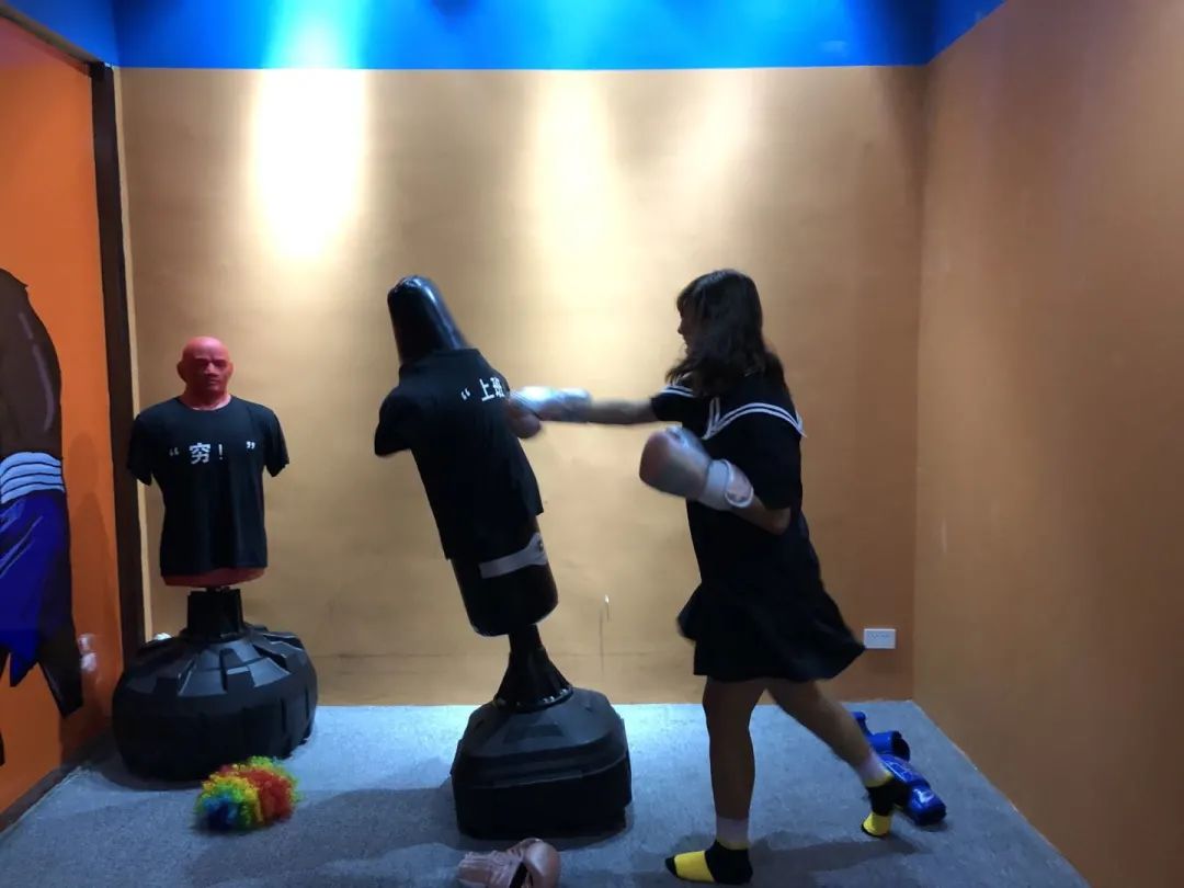 随意打砸宣泄有理贵阳悄然兴起的减压馆你试过没