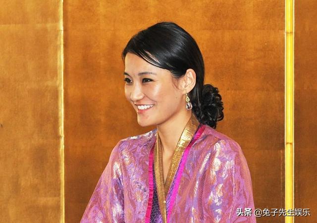不丹国王悄悄地在吉增·佩玛王后耳边说了一句,而后夫妻二人不约而同