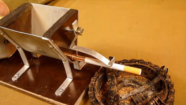 老外自制卷烟器给香烟换烟丝,这和矿泉水瓶装茅台有啥区别?