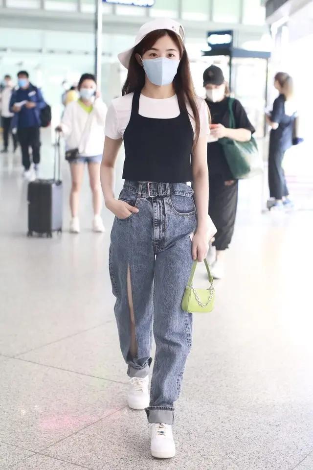 30岁张含韵也太少女了吧,扎双马尾穿格子衬衣,侧颜真的太像杨幂