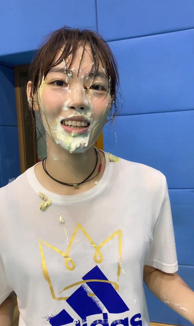 从照片可以看到,王美懿的脸上被拍了蛋糕,但靓丽的外表仍然可以清晰
