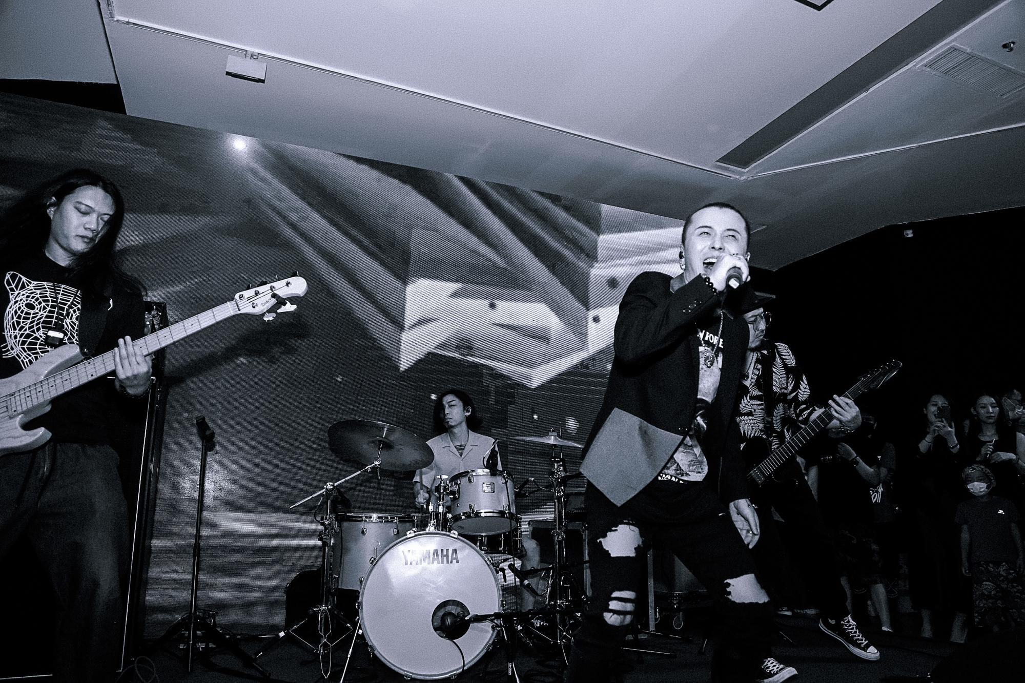 面孔乐队现身鲍勃迪伦艺术展现场演绎经典曲目