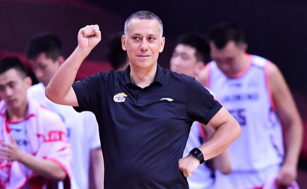 辽宁男篮新赛季教练组确定!马丁内斯继续留任,杨鸣仍会辅助