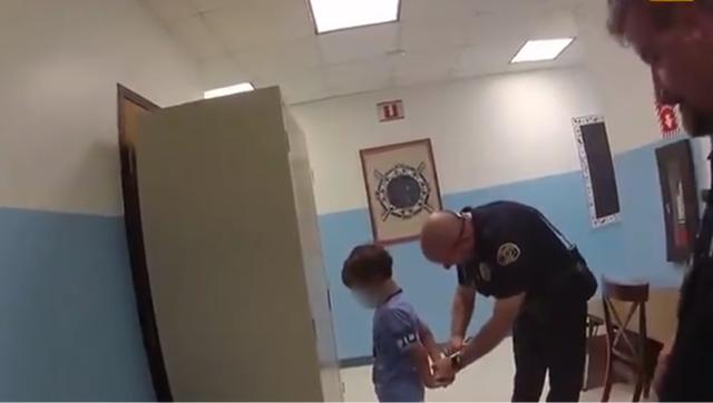 从小孩抓起美国8岁男孩被戴手铐当场吓哭警察没开玩笑