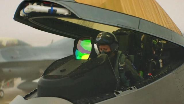 (价值100万美元的大玻璃——f-22战斗机的座舱盖)以f-22战斗机的座舱