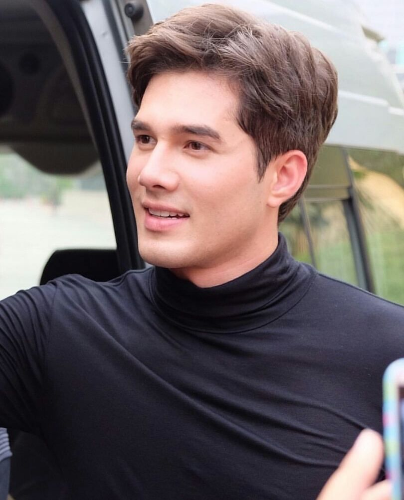 奶糖味千金自曝整鼻攒钱隆胸三次元甜宠女主合同情侣也成真