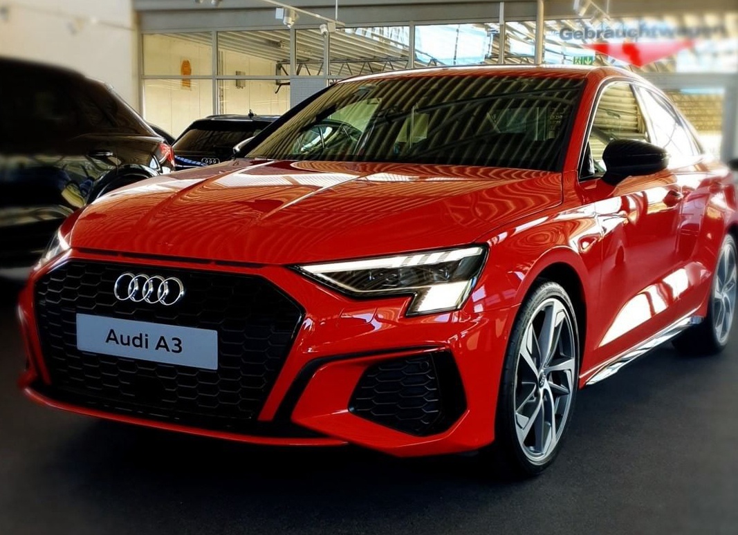 全新奥迪a3三厢版实车 红色的车身涂装非常漂亮