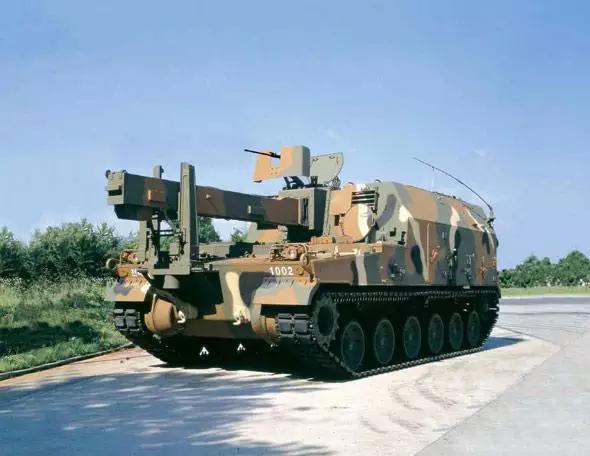 自吹性能碾压中国05式榴弹炮韩国的世界首创机器人炮弹车