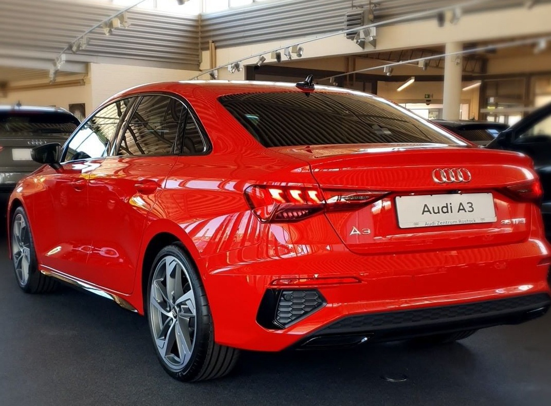 全新奥迪a3三厢版实车 红色的车身涂装非常漂亮