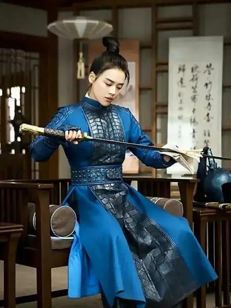 女明星铠甲戎装,英气十足又不失美貌,真是巾帼不让须眉|戎装|铠甲