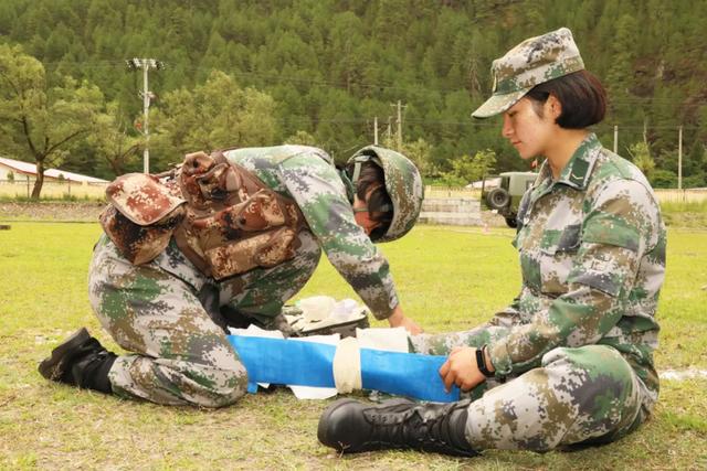 西藏军区进行实战化训练,女兵3公里越野穿作战靴