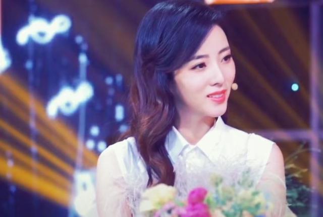 33岁央视主持人李思思获老公深夜接送,座驾低调却价值几百万