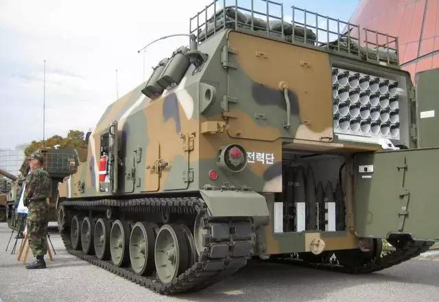 自吹性能碾压中国05式榴弹炮韩国的世界首创机器人炮弹车