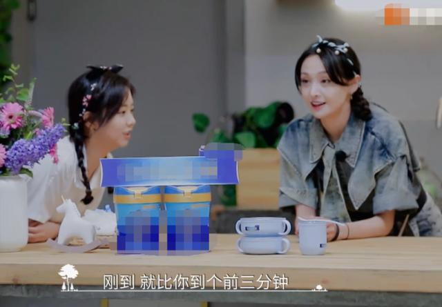 郑爽与谭松韵做同款发型,同框后看清颜值,确定只差一岁?